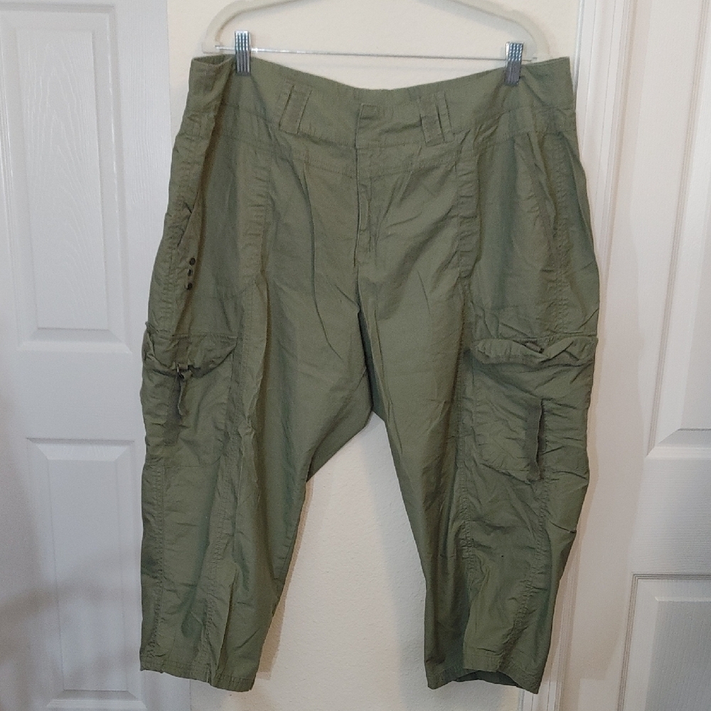 Avenue Women's Olive Six Packets Capri Cargo Pants Size 16.